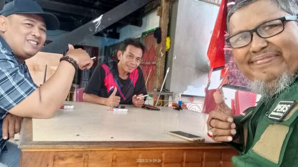 Foto bersama Kepela Desa Tabo tabo Hairil Anwar bersama Awak media ( Shootlinenewsid)
